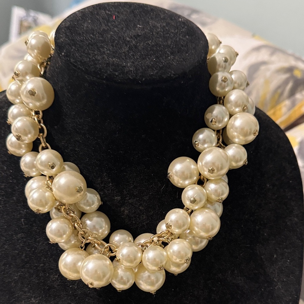Elegant Pearl Cluster Necklace – Ivory Pearl